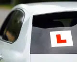 Un conductor novel puede conducir cualquier coche. La L roja en la ventanilla trasera indica que el conductor está aprendiendo.