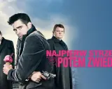 Trzech mężczyzn w płaszczach, jeden z pistoletem, drugi z lodami, trzeci z rewolwerem. Hasło: Najpierw strzelaj, potem zwiedzaj.