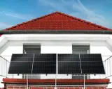 Zwei Solarmodule auf einem Balkongeländer, bereit für maximale Leistung. Das Balkonkraftwerk nutzt die Sonne für saubere Energie.