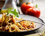 Gruby makaron spaghetti: jak gotować i z czym łączyć? Poradnik eksperta