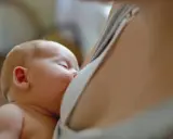 Malutkie niemowlę karmione piersią. Warto wiedzieć, co ile powinno jeść miesięczne niemowlę, by zapewnić mu najlepszy start.