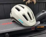 Kask z technologią MIPS co to? leży na hulajnodze Ninebot. Zapewnia dodatkową ochronę głowy podczas jazdy.