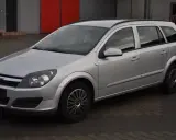 Srebrny Opel Astra kombi, idealny do rodzinnych wyjazdów. Zastanawiasz się, ile pali Opel Astra 1.6 benzyna? Ten model oferuje rozsądne spalanie.