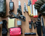 Zestaw do przetrwania: GPS, radio, apteczka, noże, latarka, rękawice, racje. Survival co to? To przygotowanie na nieprzewidziane sytuacje.