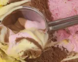Łyżka do lodów nabiera porcję pysznego, kolorowego gelato. Czy to czekoladowe, truskawkowe, czy waniliowe?