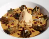 Delicioso guiso de alcachofas con trocitos de jamón y una lámina crujiente de queso.