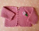 Chaqueta a crochet para bebé de 3 a 6 meses, rosa con flor lila y hoja verde. Ideal para abrigar a tu pequeño con estilo.
