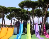 Toboganes de colores en un parque acuático, ideal para saber dónde ir con niños de 2 a 3 años en Cataluña.