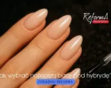 Dłoń z idealnym manicure hybrydowym. Pędzelek z produktem sugeruje, że to mocna baza hybrydowa.