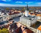 Widok na rynek z ratuszem i wieżą zegarową w Kaliszu, najstarszym mieście w Polsce.