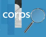 Loupe examinant un livre ouvert, le mot "CORPS" en gros caractères. Un synonyme de "corps" est recherché.
