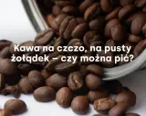 Ziarna kawy rozsypane z metalowego naczynia. Tekst pyta: "Kawa na czczo, na pusty żołądek – czy można pić?".