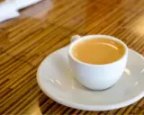 Eine Tasse heißer Kaffee, ein wahrer Genuss für den Morgen. Kaffee ole!