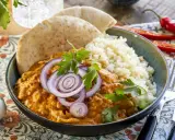 En krämig kycklingrätt med ris, naanbröd och rödlök. Ett perfekt middagstips vardag för hela familjen.