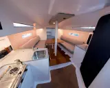 Intérieur d'un voilier moderne, avec cuisine, salon et table. Les premiers 30 pieds offrent un espace confortable pour la vie à bord.