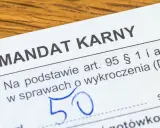 Fragment mandatu karnego z kwotą 50 złotych, wystawionego na podstawie przepisów prawa.