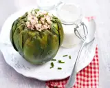 Artichaut farci de thon, garni de ciboulette. Une idée de recette artichaut simple et savoureuse, accompagnée d'une sauce crémeuse.