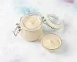 Crème pâtissière onctueuse dans un bocal et un bol. Parfait pour une recette de crème pâtissière facile et rapide.