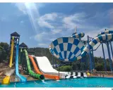 Toboganes acuáticos de colores vibrantes y una piscina azul cristalina, ideal para saber qué hacer en Benidorm con niños y disfrutar de un día refrescante.