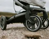 Wózek spacerowy obrotowy z amortyzatorami "Comfy Ride" gotowy na każdą wyprawę po kamienistym terenie.