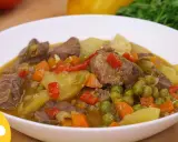 Un reconfortante plato de ternera a la jardinera, con trozos de carne tierna, patatas, zanahorias, guisantes y pimientos en una sabrosa salsa.