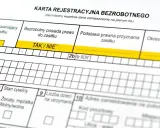 Karta rejestracyjna bezrobotnego. Pole "Bezrobotny posiada prawo do zasiłku" z opcją TAK/NIE. Informacje o tym, ile trwa zasiłek dla bezrobotnych, znajdują się w dalszej części dokumentu.