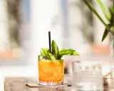 Erfrischender Cocktail mit Irish Whiskey, Zitrone und Basilikum, perfekt für warme Tage.