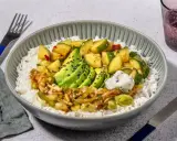 Schüssel mit Reis, Avocado, Gurken und Lauch. Ein köstliches Hauptgericht mit Avocado-Rezepten.
