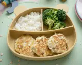 Deliciosas hamburguesas de pollo caseras para niños, acompañadas de arroz blanco y brócoli, servidas en un plato con forma de oso.