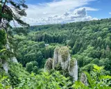 Wąwóz z wapiennymi ostańcami i bujną zielenią. Czy to jeden z 23 parków narodowych w Polsce?