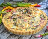 Herzhafte Quiche mit buntem Mangold und knusprigem quiche teig auf Holztisch, garniert mit frischem Mangold.