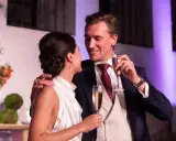 Novios brindando con champán, un momento perfecto para dedicatorias para novios que se casan.