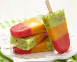Kolorowe lody na patyku: truskawka, mango i kiwi. Idealne na lato, gdy szukasz prawdziwe lody przepis.