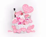 Ein liebevolles geburtstagsgeschenk mama selber machen: Eine weiße Korbtasche gefüllt mit rosa Herzen, die liebevolle Botschaften für Mamas tragen.