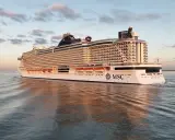 La MSC Seascape, imponente nella sua lunghezza, solca le acque calme al tramonto, riflettendosi sul mare.