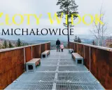 Rodzina podziwia złoty widok w Michałowicach z platformy widokowej.