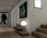 Nowoczesny, mały przedpokój glamour z drewnianą podłogą, abstrakcyjnymi obrazami i designerską lampką.