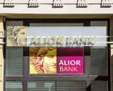 Alior Bank oferuje innowacyjne rozwiązania, w tym dostęp do kryptowalut. Na fasadzie banku widnieje logo z wizerunkiem głowy.