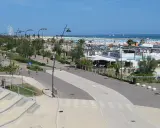 Passeggiata lungomare a Viserbella centro, con spiaggia attrezzata, stabilimenti balneari e un bistrot sul mare.