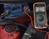 Multimetr pokazuje 8,71V, co świadczy o tym, że akumulator jest rozładowany.