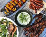 Grillad skinkstek i gryta, korv, grönsaksspett och en fräsch potatissallad med fetaost. En perfekt sommarmåltid!