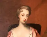 Porträtt av Christina Piper i rosa klänning, med en mjuk blick och uppsatt hår.