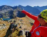Na kursie przewodnik tatrzański, instruktorka wskazuje drogę nad Morskie Oko.