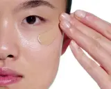 Applicazione di fondotinta. Scegliere prodotti non comedogenici significa evitare l'ostruzione dei pori per una pelle sana.