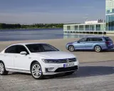 Dos Volkswagen Passat, uno blanco sedán y otro azul familiar, perfectos para viajes que se puede conducir con el carnet B.