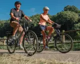 Para, jadąca na rowerze dla grubasa, cieszy się przejażdżką po malowniczej ścieżce.