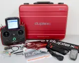 Ein roter Koffer mit "duplex" Schriftzug und ein Jeti DS-24 Sender mit Zubehör.