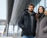 Para zimowych spacerów: on w czarnej, ona w szarej kurtce z futrzanym kapturem. Idealna jaka kurtka na zimę dla pary.