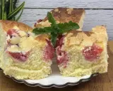Puszyste drożdżówki z truskawkami, posypane kruszonką, kuszą swoim wyglądem. Idealne na letnie popołudnie.