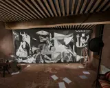 Im Guernica Picasso Museum hängt das berühmte Gemälde. Ein Künstler arbeitet daran.